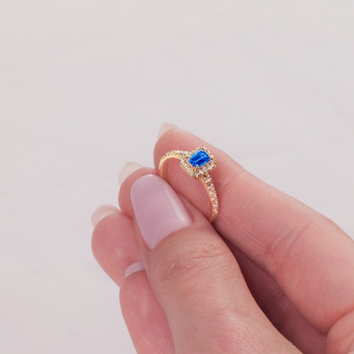 Pierścionek zaręczynowy SAVICKI: żółte złoto, niebieski szafir z diamentami